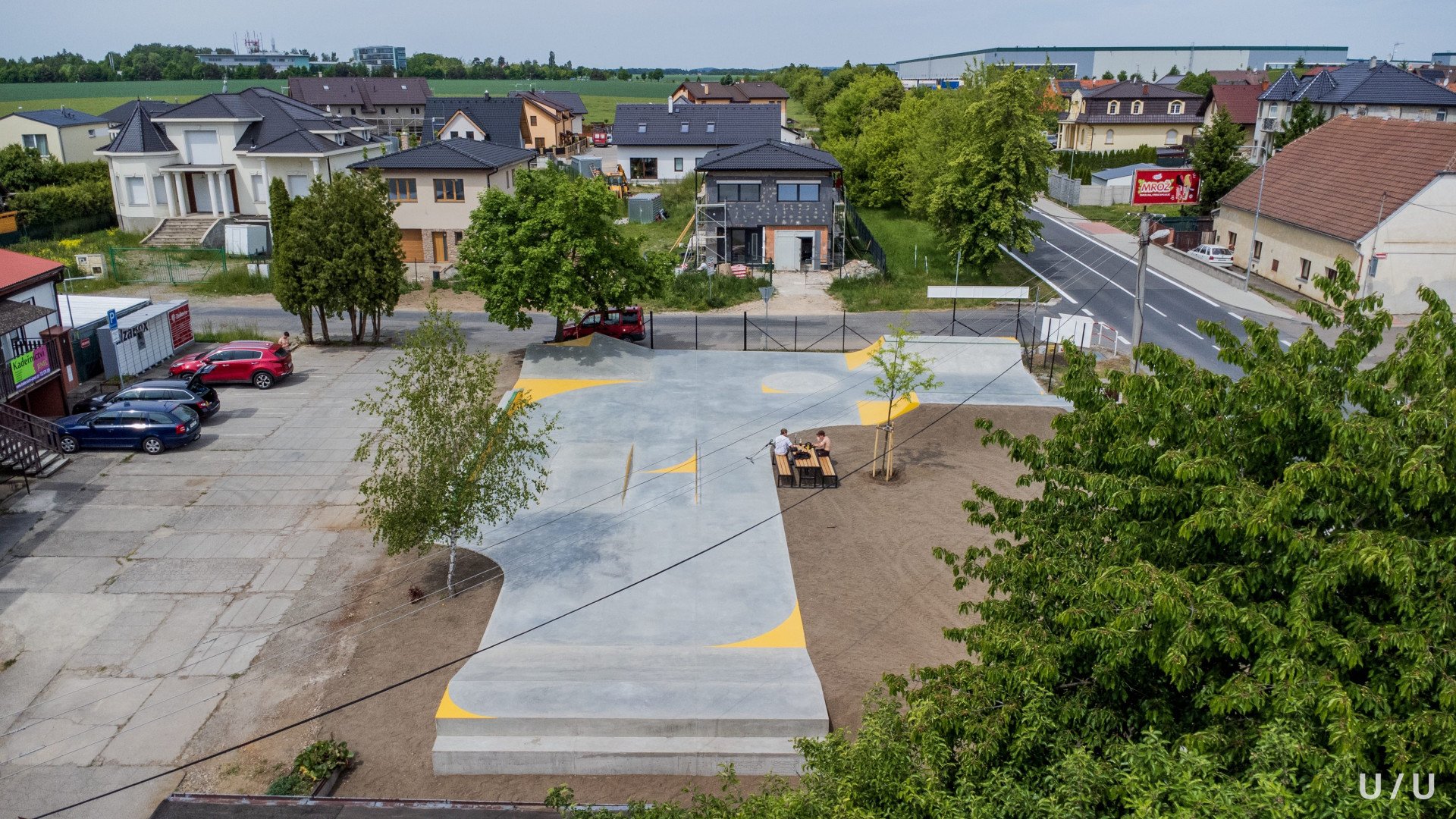 Skatepark Jeneč, U/U studio: Místní komunita jezdců měla doposud k dispozici pouze plochu s vlastnoručně vyrobenými překážkami za nádražím
