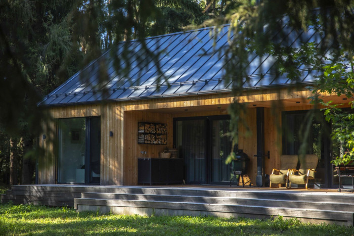 Maximální propojení s přírodou (Moderní dřevostavba v Kersku, arch. návrh Labor 13, generální dodavatel VESPER HOMES)