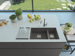 Frangranitový dřez Kubus 2 s doplňky od Franke