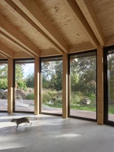 Stempel & Tesař architekti, Dům, který se otevírá slunci: Všechny obytné pokoje mají výhled do zahrady skrze velká okna, která tvoří plášť celé zaoblené fasády