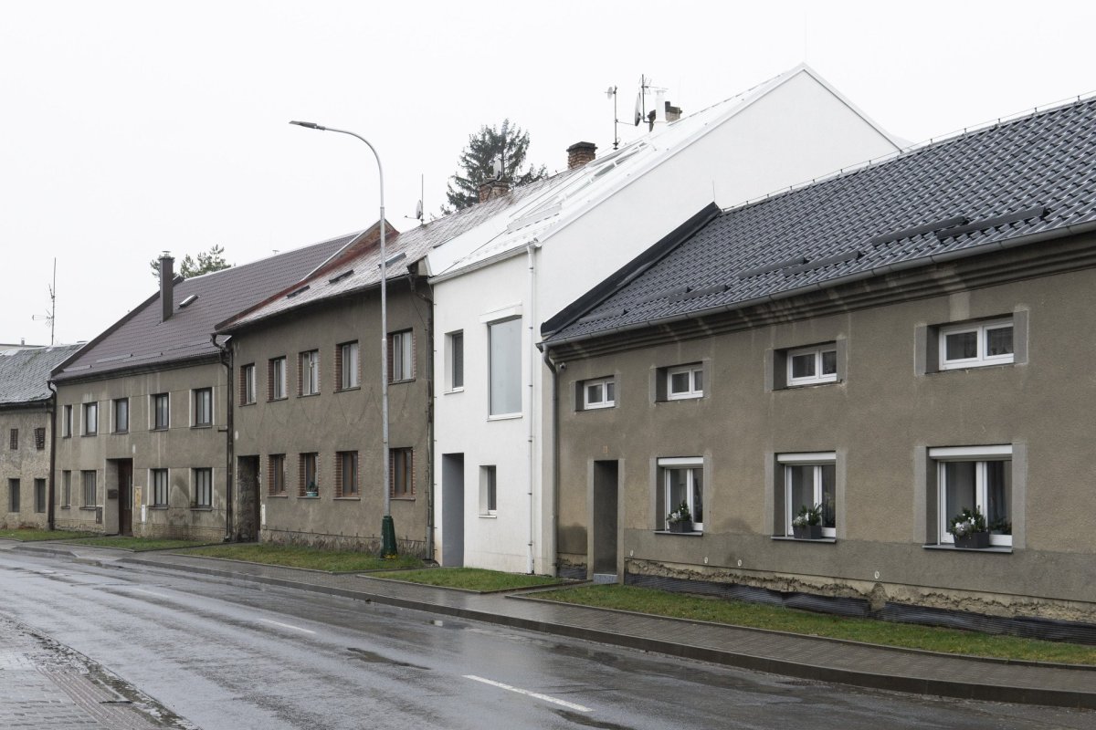 Úzká, nepravidelná parcela, do které bylo potřeba vystavět řadový rodinný dům. (Rodinný dům v Senici na Hané, TŘI.ČTRNÁCT architekti)