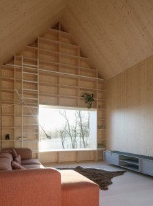 Knihovna až do krovu (Víkendový dům nad přehradou, NOIZ architekti)