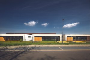 Mateřská škola Doubek v Pardubicích, Med Pavlík architekti: Do zahrady se obracejí jednotlivé pavilony