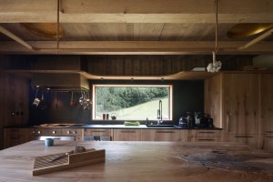 V kuchyni - standard je zcela současný.(Chalupa Wunderbaude, A1Architects)
