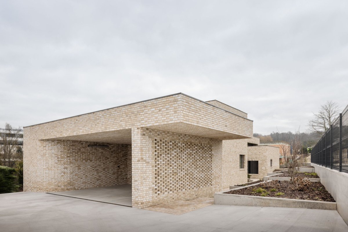 Rodinný dům v Záhorských sadech v Bratislavě, ARCHITEKTI mikulaj & mikulajova: Jeden z kvádrových pavilonů funguje jako garáž se skladem