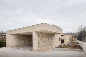 Rodinný dům v Záhorských sadech v Bratislavě, ARCHITEKTI mikulaj & mikulajova: Jeden z kvádrových pavilonů funguje jako garáž se skladem