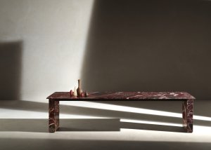 Stůl Assiale z červeného mramoru od B&B Italia