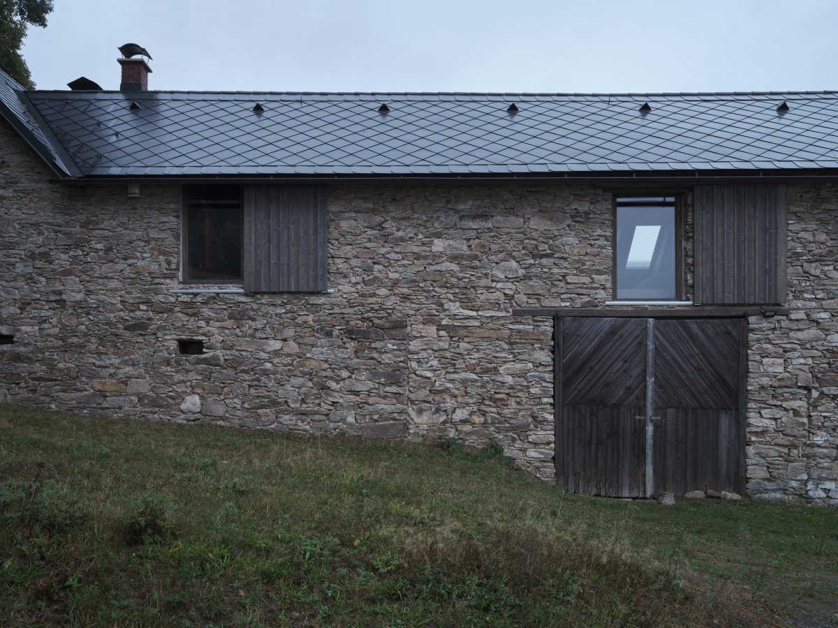 Rodina investorů nemovitost koupila v roce 1993 a postupně ji začala vlastními silami obnovovat. (Chalupa na Vysočině; Plus One Architects)