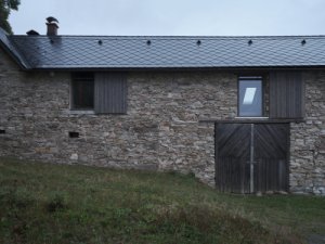 Rodina investorů nemovitost koupila v roce 1993 a postupně ji začala vlastními silami obnovovat. (Chalupa na Vysočině; Plus One Architects)