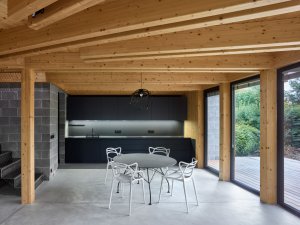 Stempel & Tesař architekti, Dům, který se otevírá slunci: Stavba ve svém přízemí obsahuje obývací pokoj, jídelnu a kuchyň