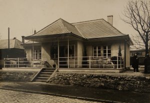 Vypadaly jako každý jiný dům, měly však železnou konstrukci. Výstavní ocelový dům v Praze, nádraží Těšnov.