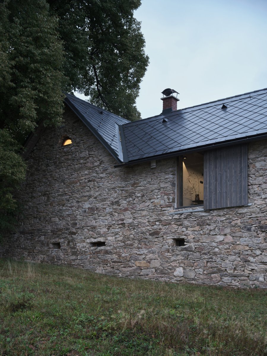 V roce 2020 zrekonstruovali přízemí, teprve nyní nově upravili podkroví podle návrhu architektek z Plus One Architects. (Chalupa na Vysočině; Plus One Architects)