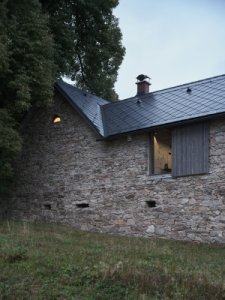 V roce 2020 zrekonstruovali přízemí, teprve nyní nově upravili podkroví podle návrhu architektek z Plus One Architects. (Chalupa na Vysočině; Plus One Architects)