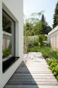 Dům má dvě terasy - na západ a na východ (Bílý dům v Lysolajích, skvadra architekti)