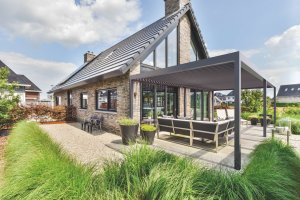 Nová pergola MB-OPENSKY 120 od společnosti ALUPROF umožňuje trávit čas venku za jekéhokoli počasí