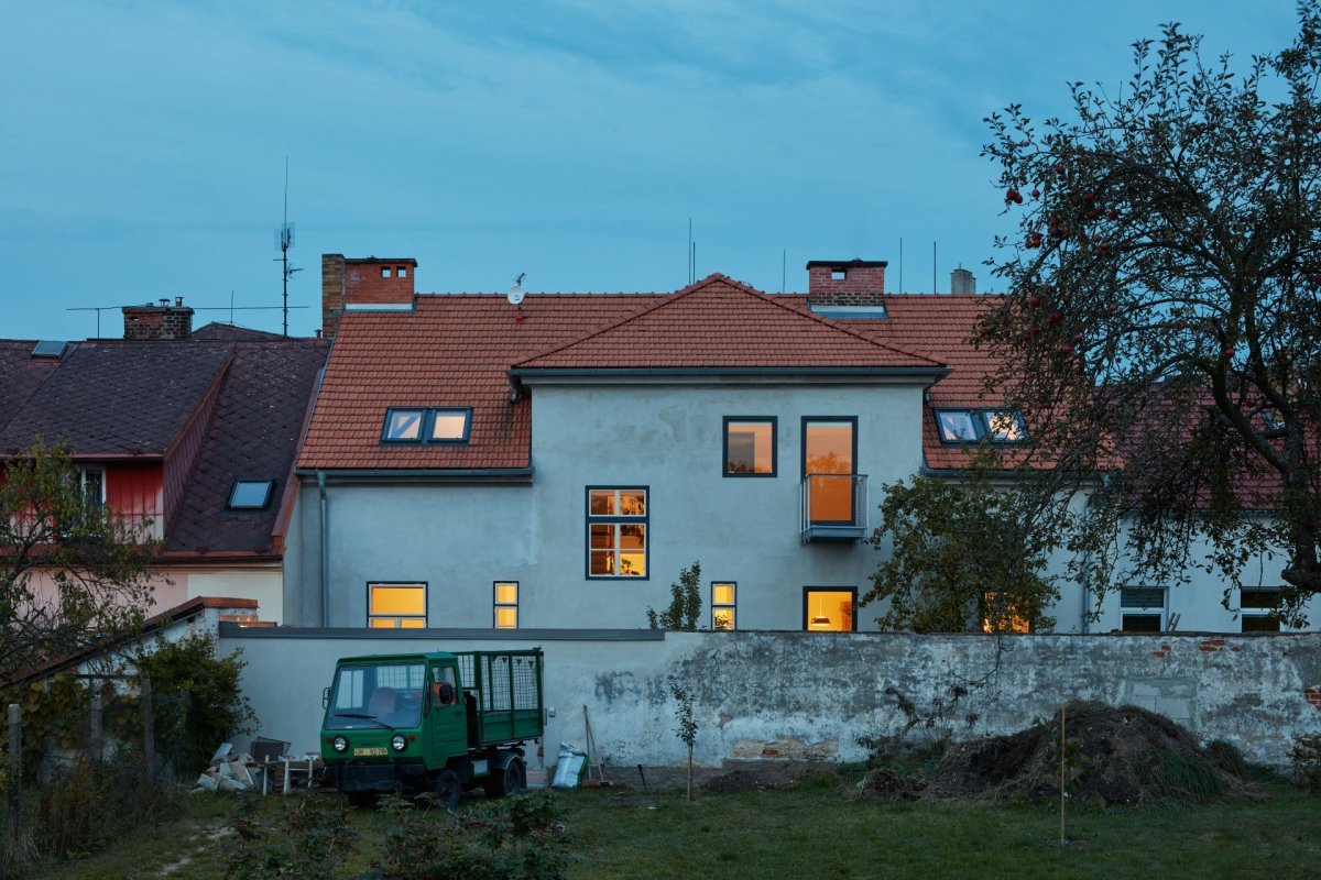 Rekonstrukce domu v Jindřichově Hradci od Matěje Šebka a Martina Petříka: V průběhu rekonstrukce se zasahovalo do vnitřních dispozic, na zahradní fasádě současně přibyly nové okenní otvory.
