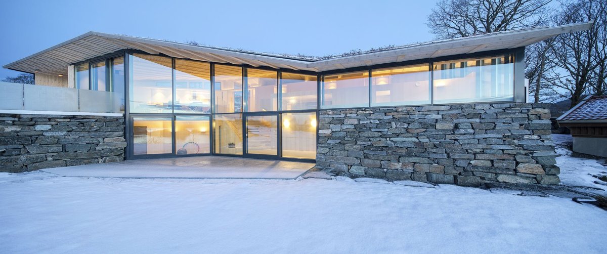 Na ostrově Finnøy vyrostl dům s výhledy na oceán. Navrhla ho architektonická kancelář Helen & Hard.