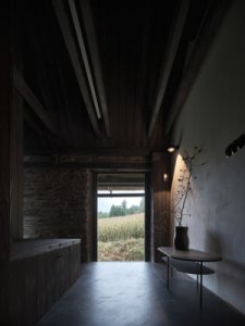 Rekonstrukce podkroví historického statku na Vysočině pracuje s tmou, světlem a klidnou atmosférou. (Chalupa na Vysočině; Plus One Architects)