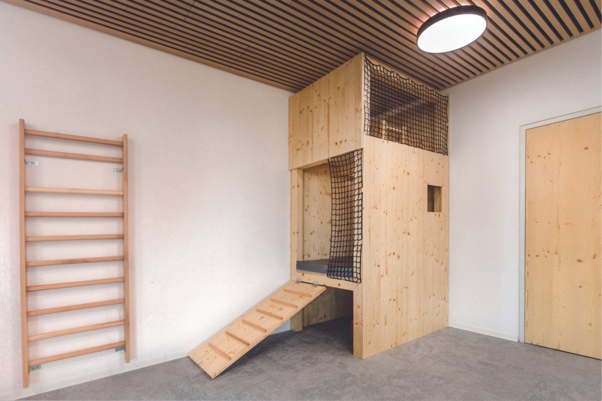 Mateřská škola Doubek v Pardubicích, Med Pavlík architekti: V interiérech byly použity především přírodní materiály