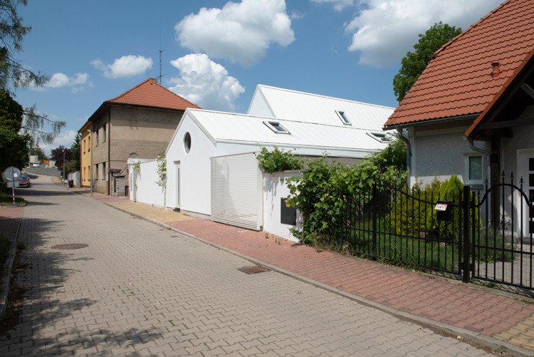 Dům se nachází na malém pozemku ve staré části Lysolají. (Bílý dům v Lysolajích, skvadra architekti)