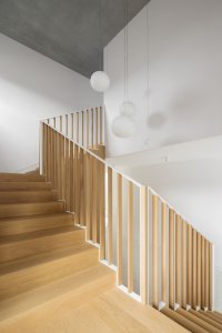 Rodinný dům v Záhorských sadech v Bratislavě, ARCHITEKTI mikulaj & mikulajova: Pohled do schodišťové haly