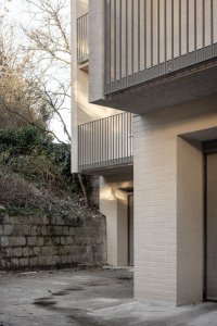 Rekonstrukce bytu a bytového domu Nový Svet, ARCHITEKTI mikulaj & mikulajová - Dům byl celkově sanován a zateplen
