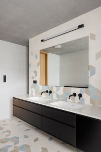 Rodinný dům v Záhorských sadech v Bratislavě, ARCHITEKTI mikulaj & mikulajova: Pohled do koupelny