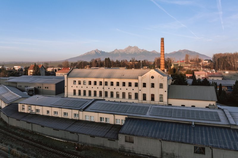 Dříve se tu vyráběl len, teď se tu dělají desitláty. (Rekonstrukce přádelny v Kežmarku; BEEF Architekti)