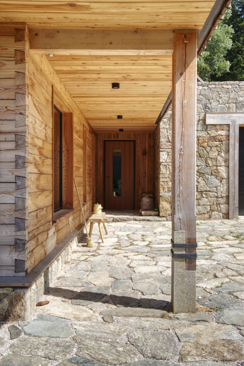 Každý detail je promyšlený. I žulová patka tohoto sloupu. (Chalupa Wunderbaude, A1Architects)