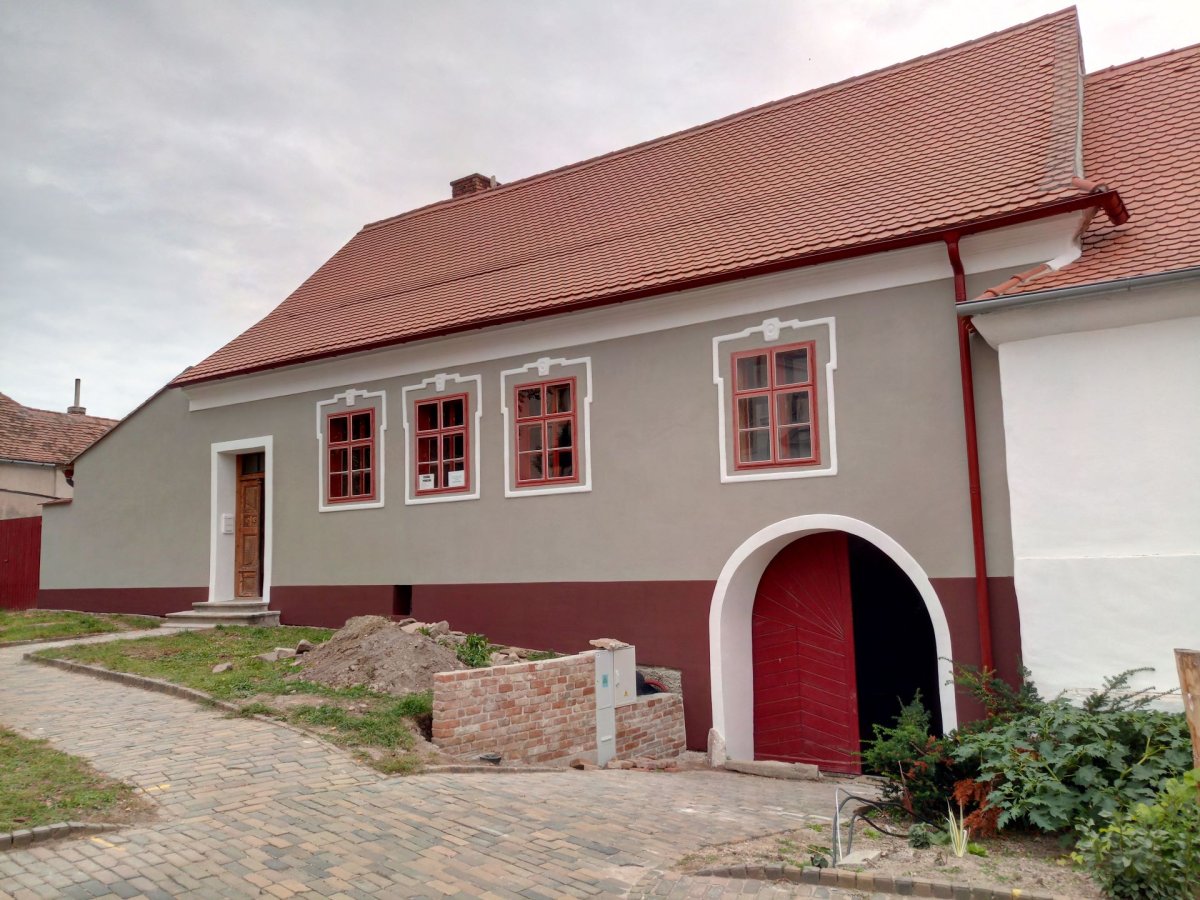Fasády vynikají vysokou difuzní otevřeností, což umožňuje efektivní odvod vlhkosti z konstrukce. (Vápenné omítky od Hlinařů)