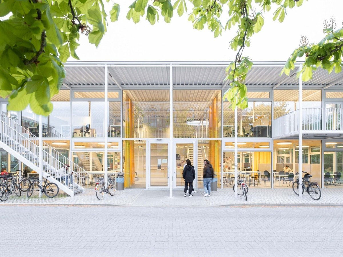 Program škol a podoba univerzitních kampusů se mění. Na tento fenomén reagují architekti z berlínského studia Gustavem Düsingem & Maxem Hacke. (Gustav Düsing & Max Hacke, Studijní pavilon)
