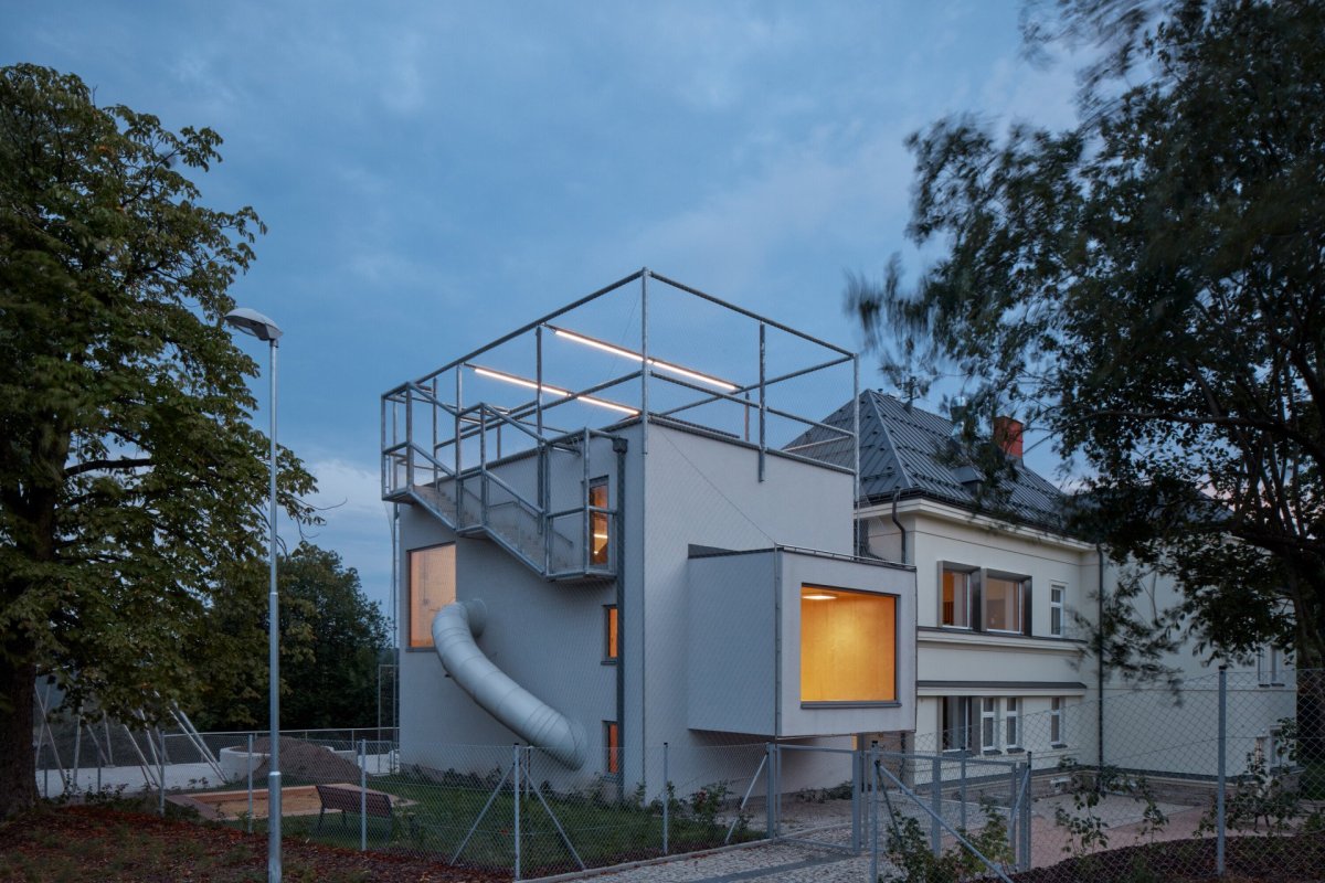 Přístavba ke školce Montessori v Jablonci nad Nisou, Mjölk architekti: Díky tvarové rozmanitosti kovových konstrukcí ale výsledek nepůsobí přísně a rigidně, nýbrž vesele a hravě