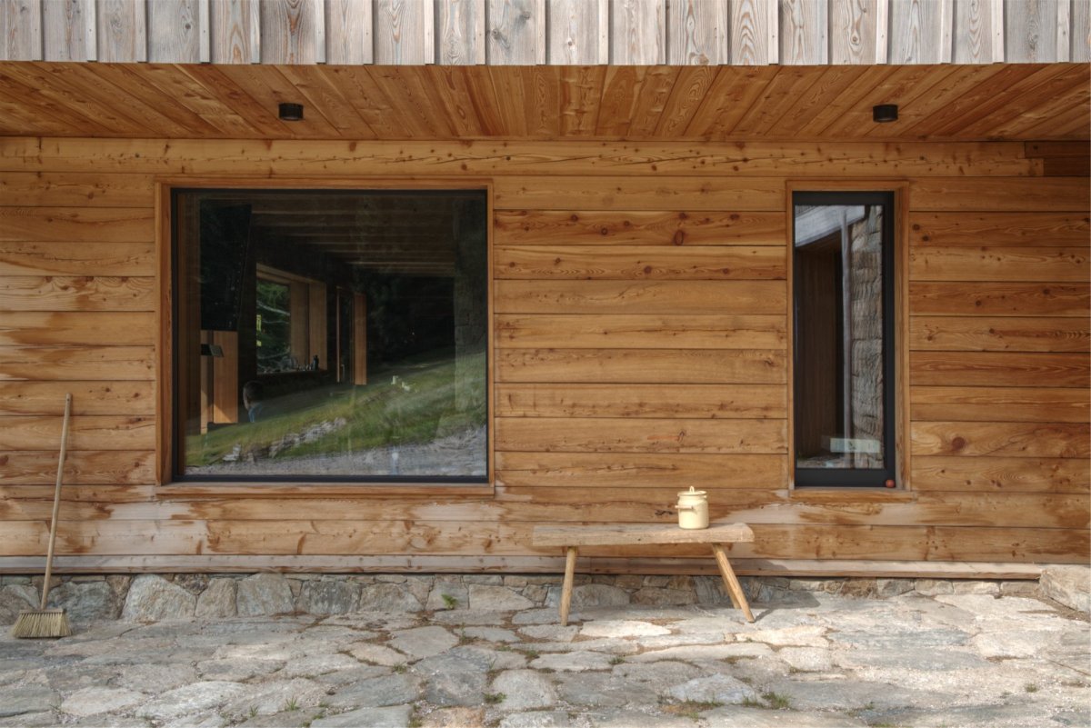 Vypadá jako roubenka, roubená je však pouze fasáda. (Chalupa Wunderbaude, A1Architects)