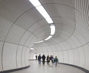 Tunely bez mrtvých úhlů a zákoutí umožňují plynulý pohyb. (Elisabeth Line v Londýně, Grimshaw, Maynard, Equation a Atkins)