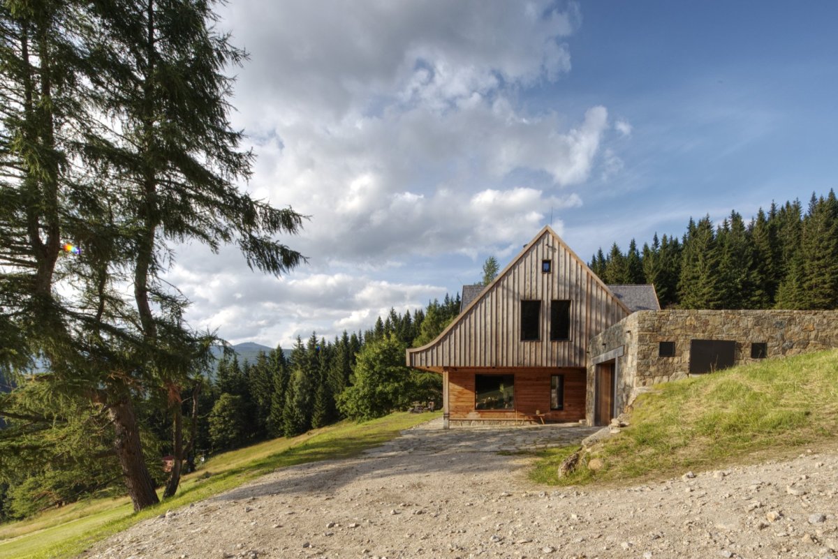 Navazuje ale na tradici. Například i materiály. (Chalupa Wunderbaude, A1Architects)