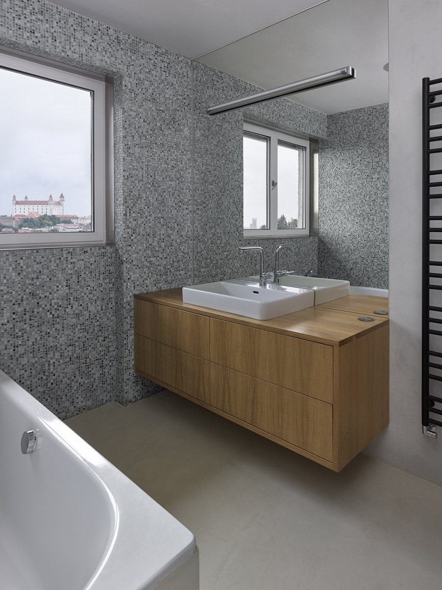 Rekonstrukce bytu a bytového domu Nový Svet, ARCHITEKTI mikulaj & mikulajová - Koupelna