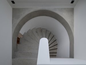 Horní pohled na schodiště (Rodinný dům v Břevnově; OTA atelier)
