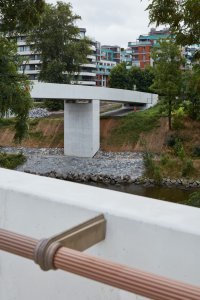 Jednou z hlavních výtek lávky bylo, že přes její plnou konstrukci děti neuvidí vodu. Návštěva potvrdila, že tomu je skutečně tak. Je však otázkou, do jaké míry je tento problém zásadní. Je dost možné, že by při jiném řešení, které by výhled na vodu skrze konstrukci umožnilo, celá konstrukce ztratila svou eleganci a jednoduchost, která bývá zmiňována jako hlavní přednost lávky.