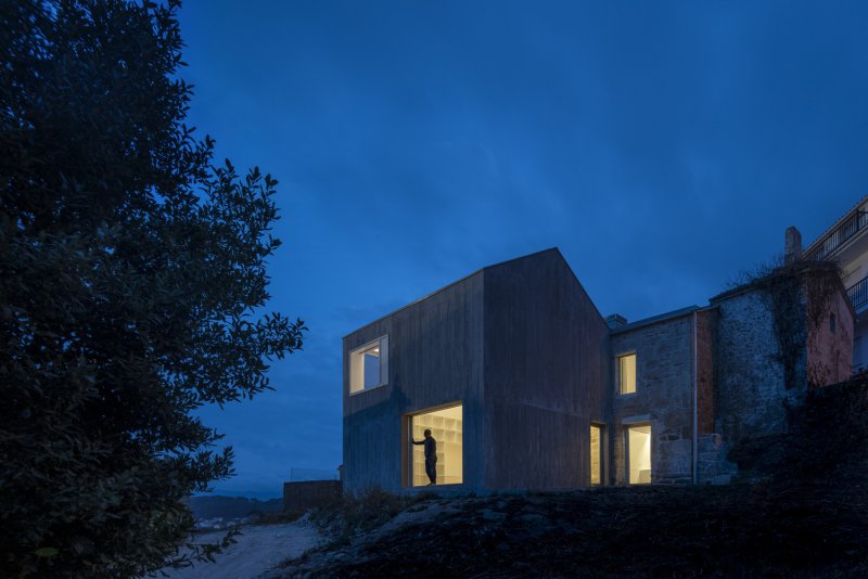 Rekonstrukce a dostavba rodinného domu v Muros, fuertes-penedo arquitectos © Héctor Santos-Díez