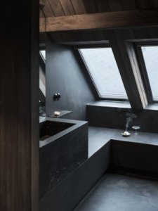 Práce se světlem a stínem se stala jedním z hlavních motivů celé rekonstrukce. (Chalupa na Vysočině; Plus One Architects)