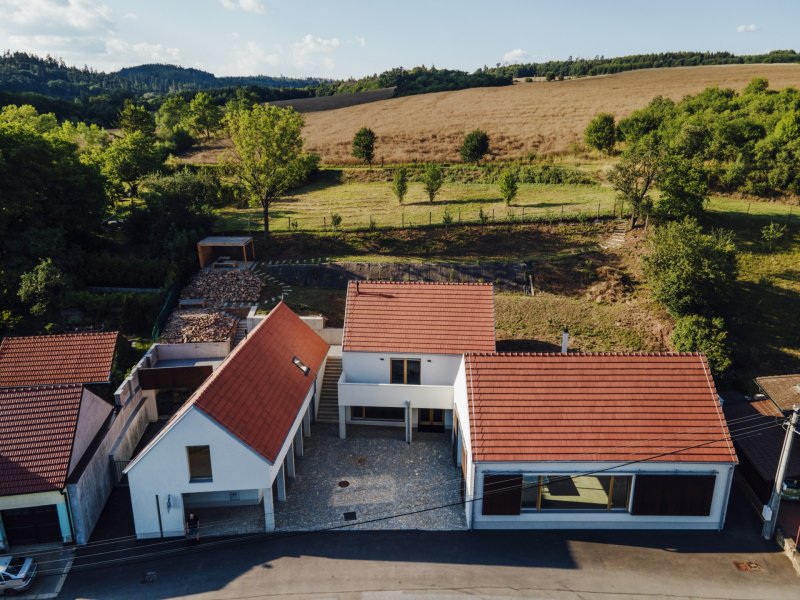 Obecní úřad, sál i ordinace kolem společného dvora. Architektka Soňa Urbánková navrhla obecní dům pro malou moravskou vesnici