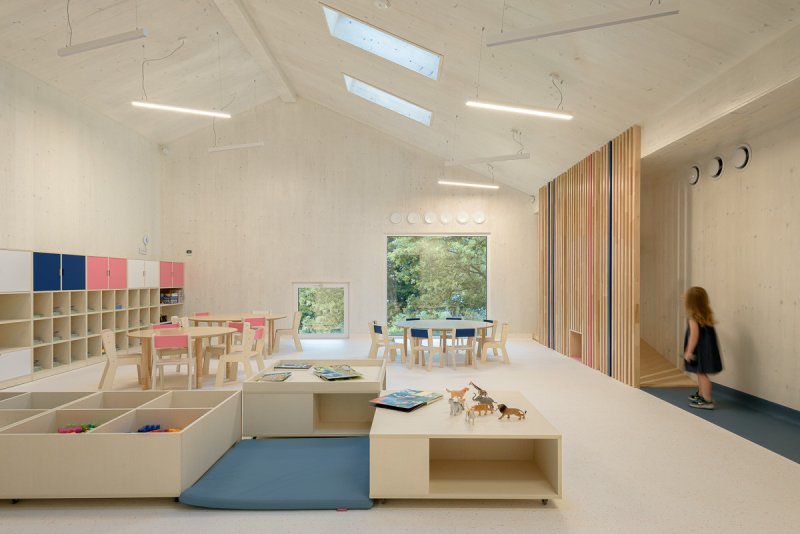 Ateliér xystudio navrhl nízkouhlíková a nízkoenergetická mateřskou školu v Polsku. Vyjímá se netradiční žlutou konstrukcí