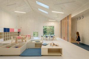 Ateliér xystudio navrhl nízkouhlíková a nízkoenergetická mateřskou školu v Polsku. Vyjímá se netradiční žlutou konstrukcí