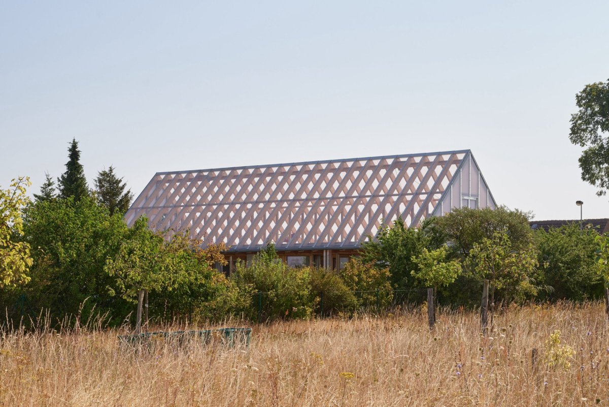 Víkendový dům "Das Glashaus" v Německu, Sigurd Larsen: Výrazným prvkem domu je sedlová skleněná střecha.