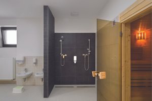 Mateřská škola Doubek v Pardubicích, Med Pavlík architekti: Každá z heren má svou koupelnu a šatnu