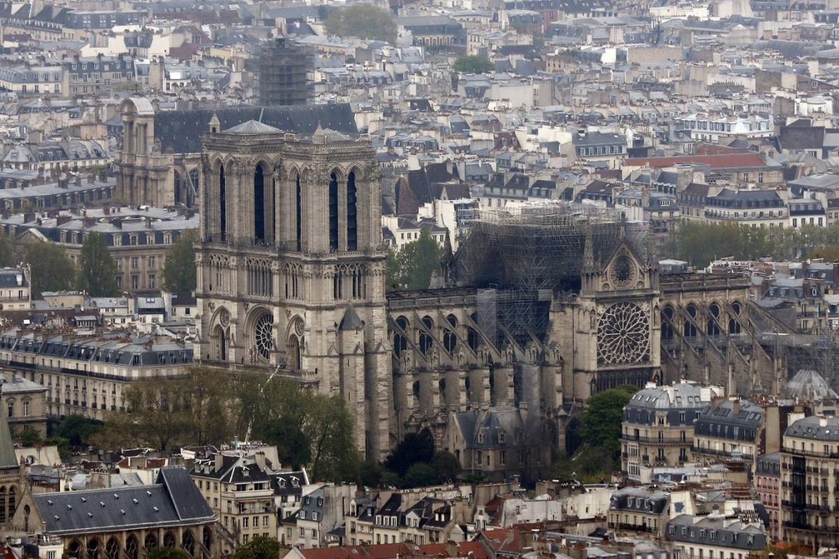 Katedrála Notre-Dame v Paříži po požáru.