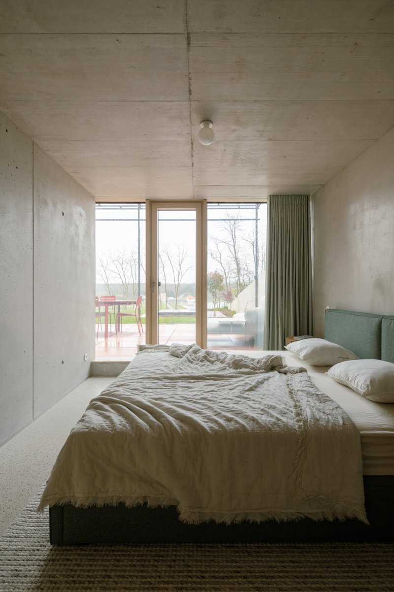Ložnice, taktéž s výhledem na přehradu (Víkendový dům nad přehradou, NOIZ architekti)