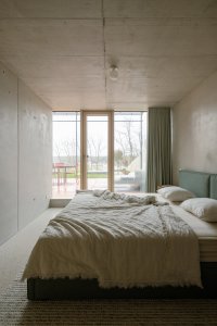 Ložnice, taktéž s výhledem na přehradu (Víkendový dům nad přehradou, NOIZ architekti)