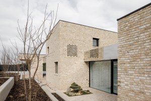 Rodinný dům v Záhorských sadech v Bratislavě, ARCHITEKTI mikulaj & mikulajova: Dům tvoří tři pavilony spojené skleněnými krčky