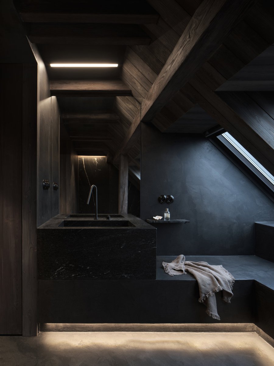 Atmosféru podkroví doplňuje nepřímé osvětlení kombinující lampy, odražené světlo i integrované LED pásky. (Chalupa na Vysočině; Plus One Architects)